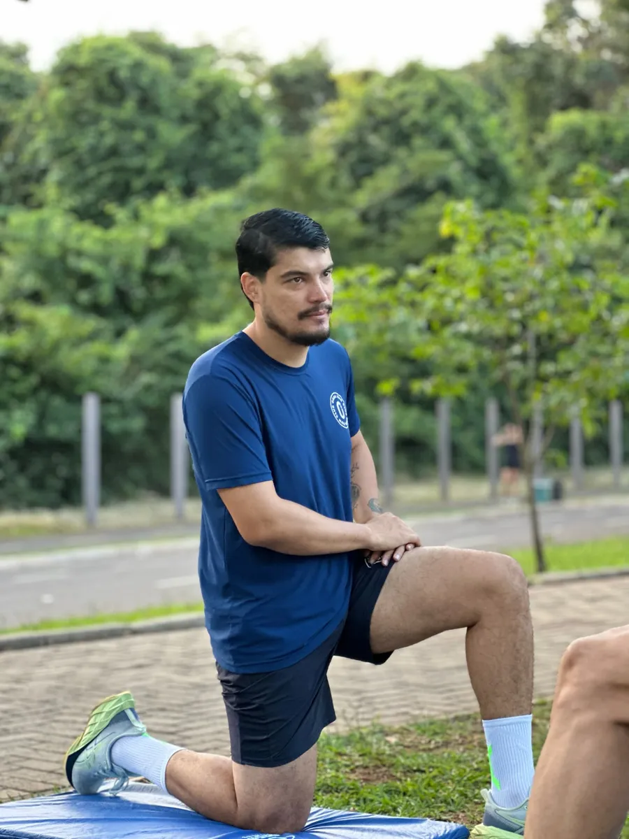 Atleta do clube em exercício de força e estabilidade