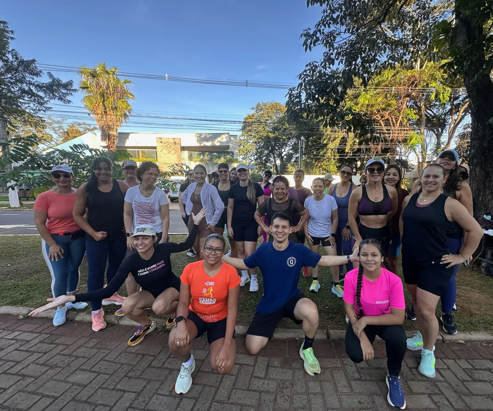 Grupo do Onda Run Club reunido para o treino de sábado de manhã em Campo Grande