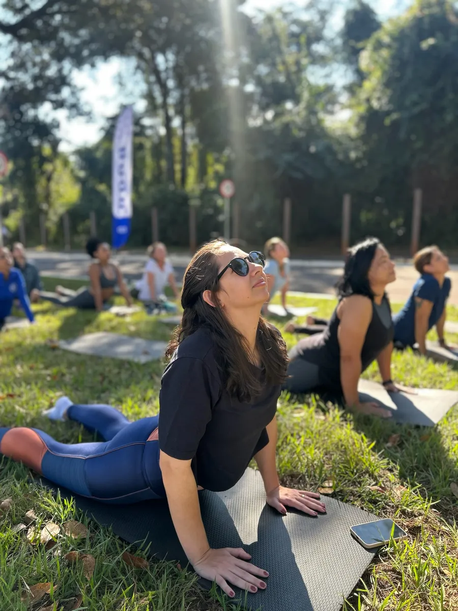 Atletas do clube em exercícios de mobilidade nos colchonetes